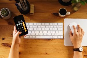 Infoprodutor faz cálculos e analisa os lucros do seu negócio digital.