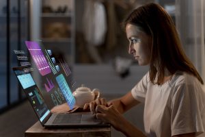 Colaboradora em treinamento online com apoio de tecnologias em T&D