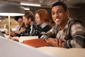 Sala de aula engajada transmitindo como a experiência influencia a retenção de alunos.