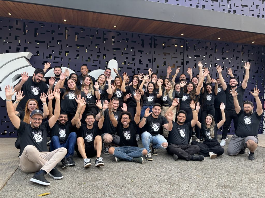 Equipe da EAD Plataforma comemorando 11 anos de experiência em educação digital.