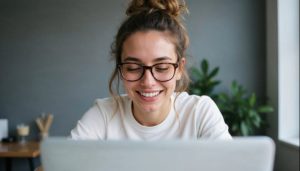 Profissional definindo prioridades no planejamento estratégico para 2026 na educação digital.