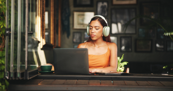Professora na frente do computador, exemplificando como estruturar a jornada do aluno