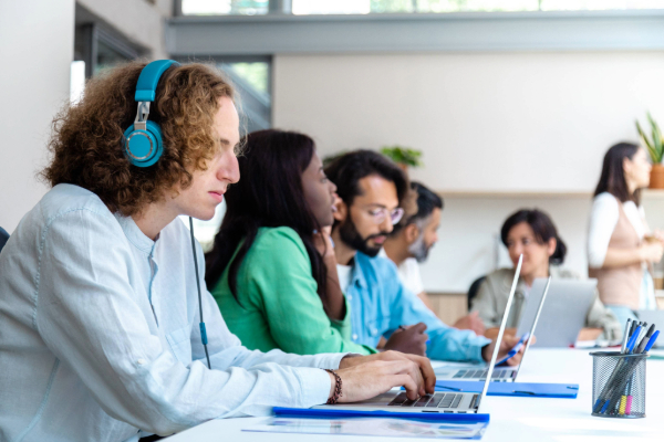 Colaboradores em treinamento corporativo percorrendo etapas alinhadas a como estruturar trilhas de aprendizagem.