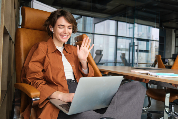 Colaboradora participando de integração online no notebook, mostrando como onboarding impacta a retenção de talentos nas empresas.