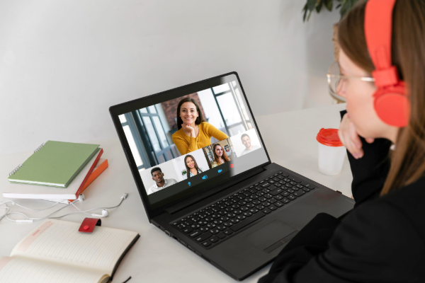 Colaboradora com fone de ouvido participando de treinamento corporativo online, ilustrando na prática o que é LMS para empresas.