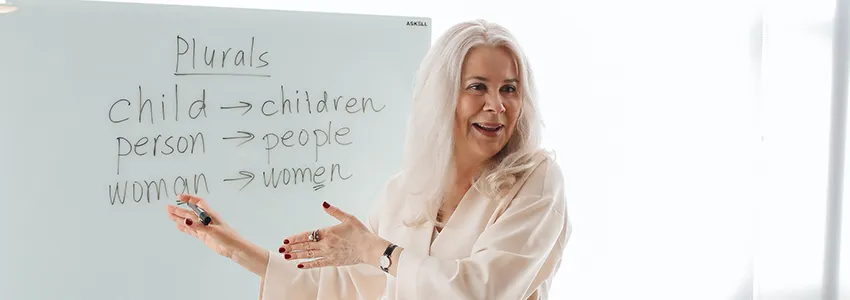 Vá além do “O livro está sobre a mesa”! Como ensinar português para estrangeiros com 6 dicas