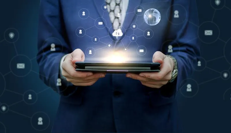 homem com tablet empreendendo na internet para ideias de negócios online e tipos de empreendedorismo digital