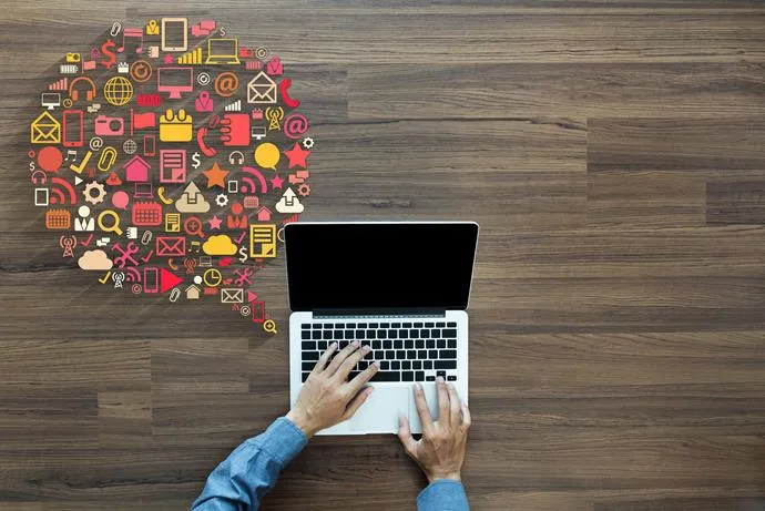 laptop aberto para como trabalhar no mercado digital e empreendedorismo digital