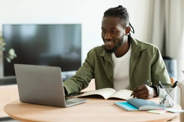 Grupo de alunos interagindo em curso online com foco em engajamento no EAD