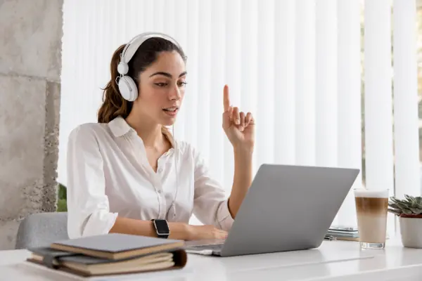 Professora em frente ao computador comparando plataformas gratuitas e pagas para hospedar o seu curso.