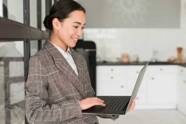 Escalar cursos online: como crescer sem perder margem de lucro