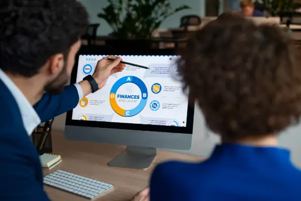 Equipe analisando gráficos e processos para entender como criar estrutura na educação digital para crescer sem improvisos.