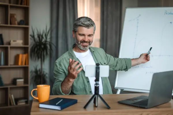 Professor dando aula online após compreender a diferença entre venda única e recorrente na educação digital.