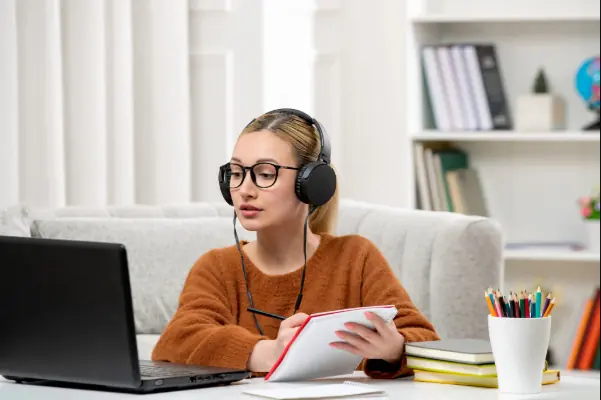 Aluna assistindo aula online após compreender como manter a progressão do aprendizado.